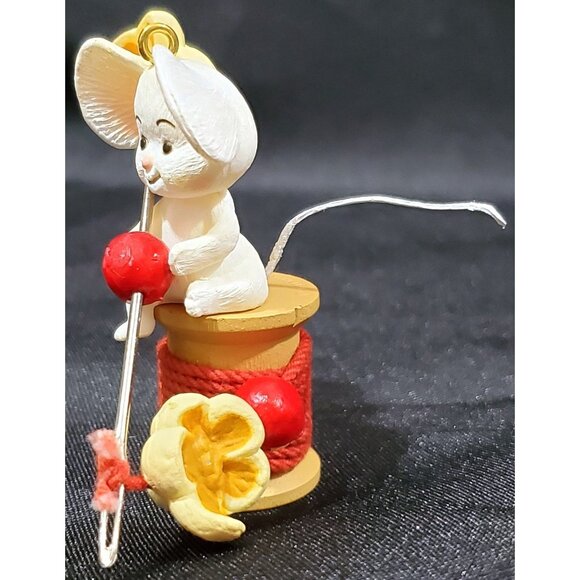 Hallmark POPCORN MOUSE Christmas Ornament Chris Mouse stringing cranberries 1986 - Picture 5 of 9